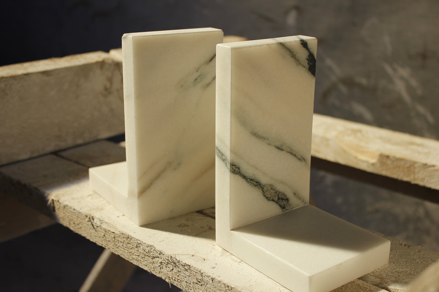 Poggialibro a forma di L - Marmo Zebrato