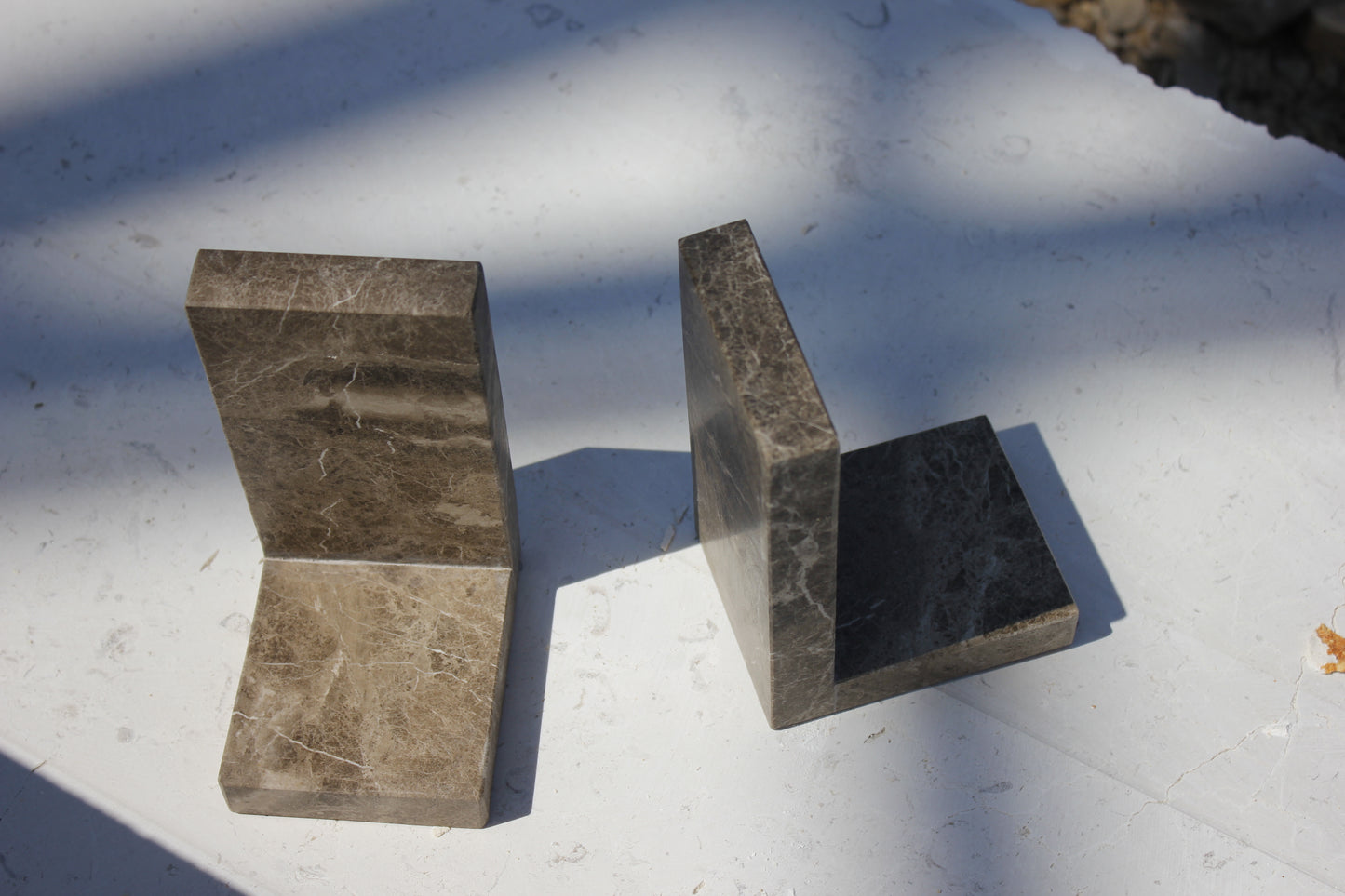 Poggialibro a forma di L in marmo - Marrone