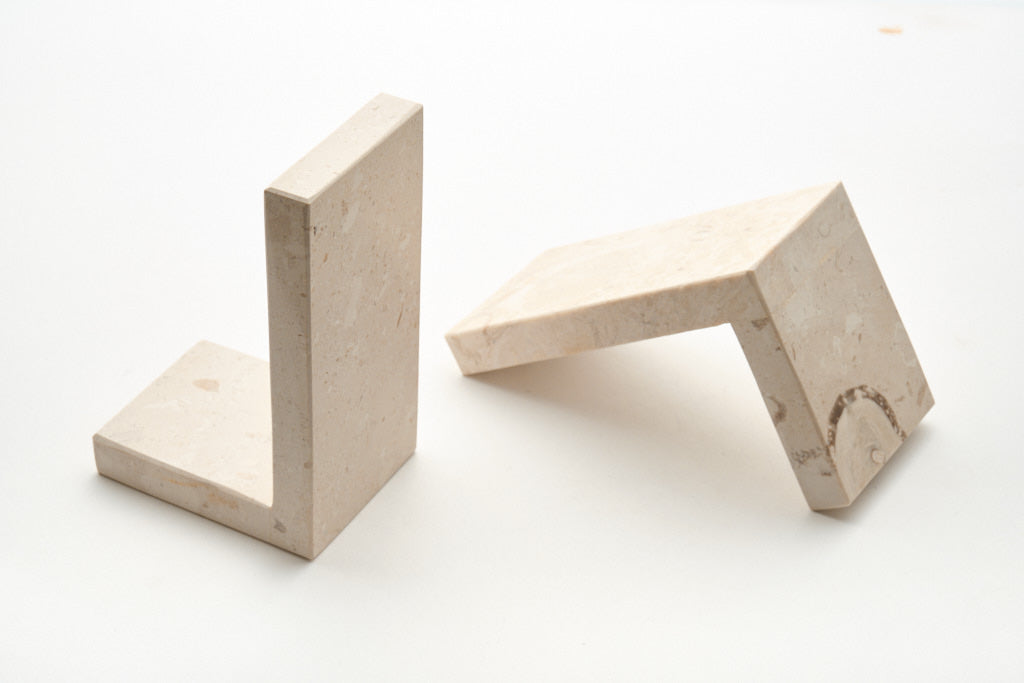 Poggialibro a forma di L in marmo - Albaperla