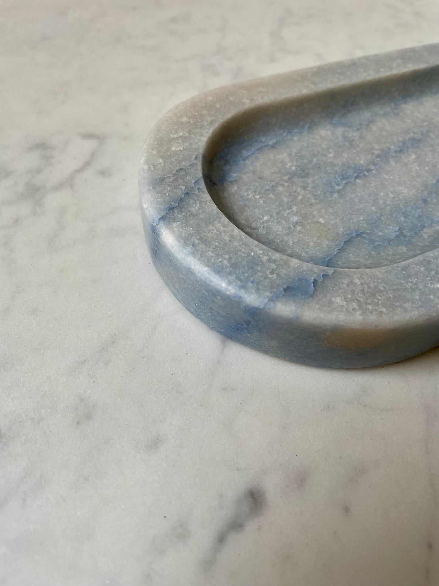 Vassoio Ovale in Azul Macaubas | Oval Marble Tray in Azul Macaubas