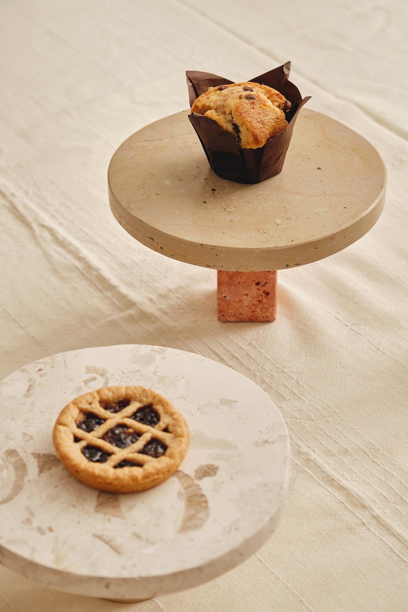 Alzatina per Dolci in Pietra Pugliese e Travertino Rosso | Cake stand in Apulian Stone and RedTravertine