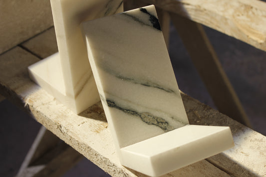 Poggialibro a forma di L - Marmo Zebrato